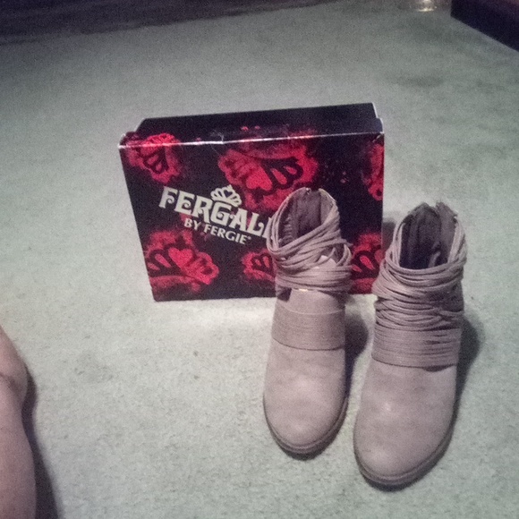 I can't wear 3-in heels anymore I wore them twice they're still in the box - Picture 4 of 4